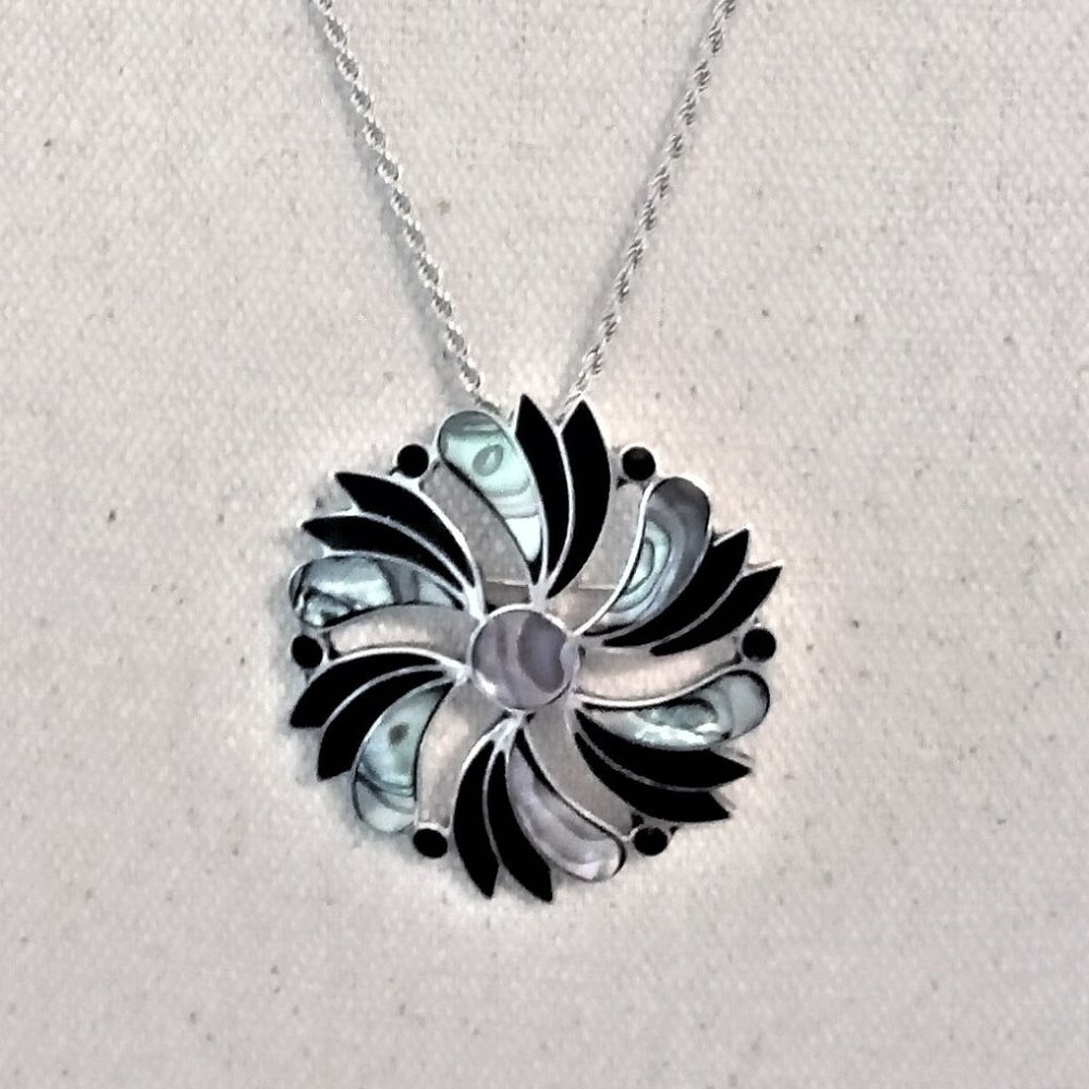 SILVER AND ONYX SWIRL PENDANT WITH CHAIN